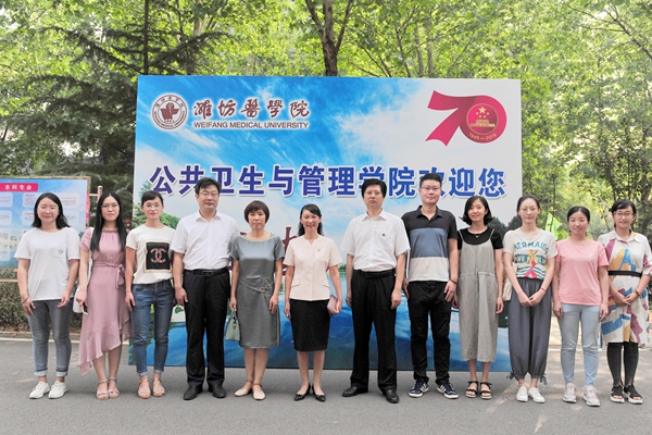 校领导与报到的博士研究生合影 校领导与报到的博士研究生合影