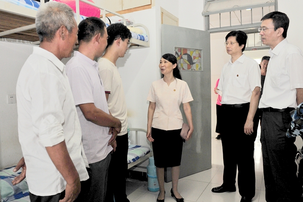 校领导看望“利奇马”台风受灾地区新生 校领导看望“利奇马”台风受灾地区新生